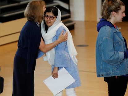 Malala recibe el resultado de su exámen en la escuela Edgbaston, este jueves en Birmingham.