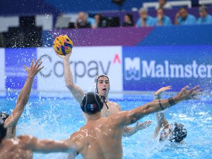 Álvaro Granados Ortega en una jugada durante el partido por la medalla de bronce, este sábado en Qatar.