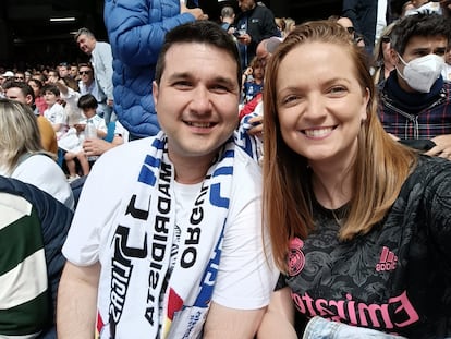 Rocío García junto a un amigo en el Santiago Bernabéu en un partido de la pasado temporada.