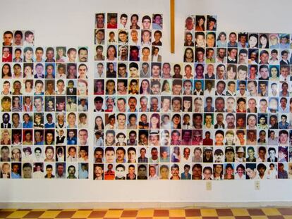Pared del Salón del Nunca Más con las imágenes de algunos de los desaparecidos durante los años de conflicto en Colombia. El Salón es un espacio para la memoria de las víctimas y la denuncia y está en Granada (Antioquia), una de las zonas más castigadas por la guerra.