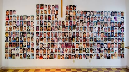 Pared del Salón del Nunca Más con las imágenes de algunos de los desaparecidos durante los años de conflicto en Colombia. El Salón es un espacio para la memoria de las víctimas y la denuncia y está en Granada (Antioquia), una de las zonas más castigadas por la guerra.