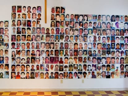 Pared del Salón del Nunca Más con las imágenes de algunos de los desaparecidos durante los años de conflicto en Colombia. El Salón es un espacio para la memoria de las víctimas y la denuncia y está en Granada (Antioquia), una de las zonas más castigadas por la guerra.