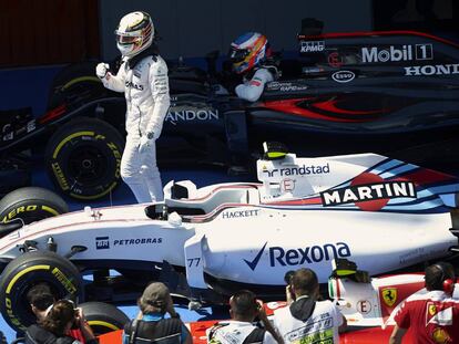 Hamilton celebra la pole a Montmeló.