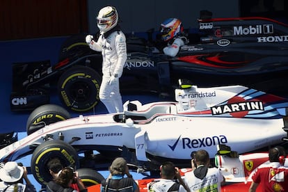 Hamilton celebra la pole en Montmeló.