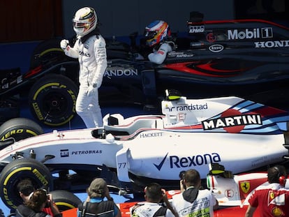 Hamilton celebra la pole a Montmeló.