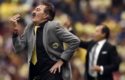 La Volpe durante un juego de la liga mexicana