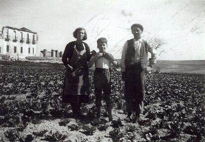 Cecilio Montero con sus padres en la huerta de Aravaca cuando acabó la guerra. A sus padre lo llamaban «El Huertas». Es posible que la iglesia de Aravaca sea el edificio que se ve al fondo.