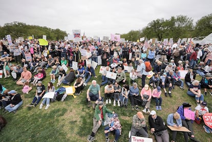 Manifestantes se concentran contra Donald Trump y el magnate Elon Musk, en Washington D. C.
