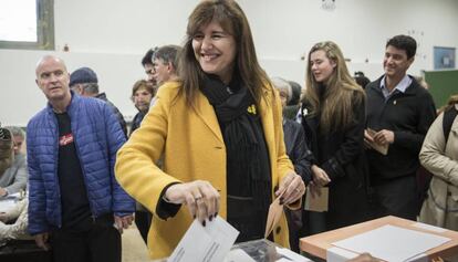 Laura Borràs, candidata de Junts per Catalunya, votando en el colegio de los Salesianes.