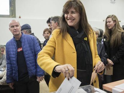 Laura Borràs, candidata de Junts per Catalunya, votando en el colegio de los Salesianes.