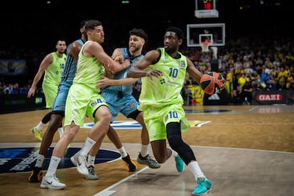 Chimezie Metu, del FC Barcelona, en acción durante el partido de Euroliga ante el Alba Berlín este viernes