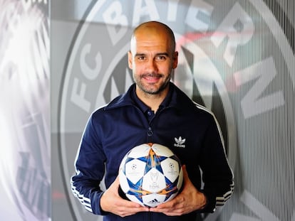 Guardiola diante de um escudo do Bayern.