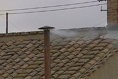 La chimenea de la Capilla Sixtina expele humo blanco en señal de que ya hay acuerdo sobre el nuevo Pontífice.