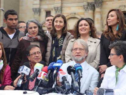 De izquierda de derecha, Ángela Robledo y Gustavo Petro, candidatos a las presidencia, reciben el apoyo de Antanas Mockus y Claudia López.