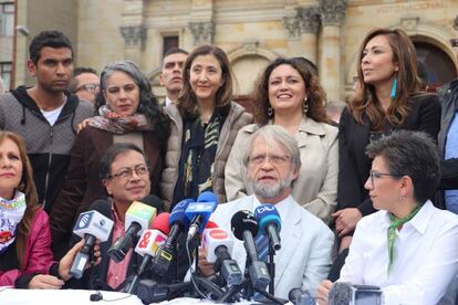 De izquierda de derecha, Ángela Robledo y Gustavo Petro, candidatos a las presidencia, reciben el apoyo de Antanas Mockus y Claudia López.