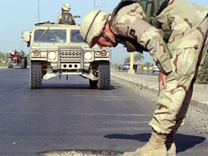 Un soldado de EE UU inspecciona el asfalto de una carretera cercana a la localidad de Ramadi, en Irak.