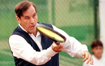 El extenista Gisbert juega un partido de tenis en 2000.