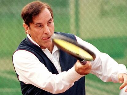 El extenista Gisbert juega un partido de tenis en 2000.