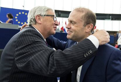 El presidente de la Comisión Europea, Jean-Claude Juncker, saluda al primer ministro maltés, Joseph Muscat, el pasado día 4 en el Parlamento Europeo de Estrasburgo.