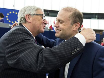 El presidente de la Comisi&oacute;n Europea, Jean-Claude Juncker, saluda al primer ministro malt&eacute;s, Joseph Muscat, el pasado d&iacute;a 4 en el Parlamento Europeo de Estrasburgo.