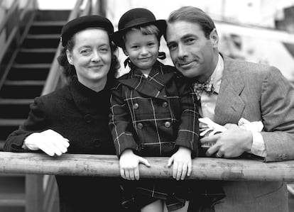 Die Schauspielerin Bette Davis hier mit ihrem Ehemann Gary Merrill, mit dem sie in „Alles über Eva“ auftrat, und ihrer dreijährigen Tochter Barbara bei ihrer Ankunft in Southampton auf dem Ozeandampfer Queen Elizabeth von Cunard.