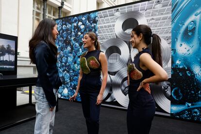 La diseñadora pamplonesa charla con las dos modelos qure presentaron sus creaciones en el evento organizado en Madrid por la compañía de automoción.