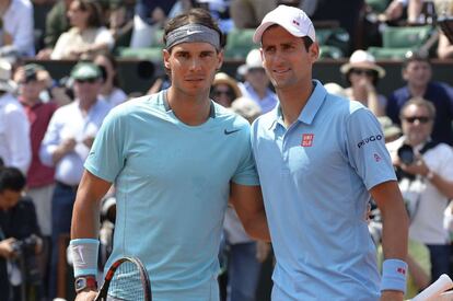 Nadal, izquierda, y Djokovic, derecha, instantes antes de comenzar la final masculina de Roland Garros 2014.