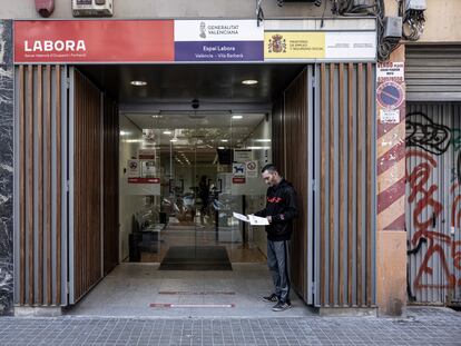 Una persona aguarda frente a una oficina de empleo en Valencia.