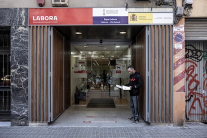 Una persona aguarda frente a una oficina de empleo en Valencia.