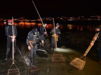 Mariscadores furtivos se disponen a faenar en la ría de Ferrol