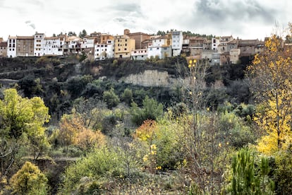 Perspectiva de las casas colgantes de Fuente La Reina, cuyo nombre se debe a doña Leonor, la única reina portuguesa de Aragón que murió a causa de la peste negra en 13348 o estuvo muy enferma en este municipio. Fue enterrada en Jérica y posteriormente sus restos fueron trasladados al monasterio de Poblet.  