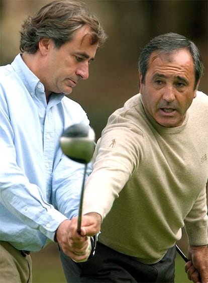 El piloto de Rallys Carlos Sainz y el golfista Severiano Ballesteros durante un torneo en 2004.