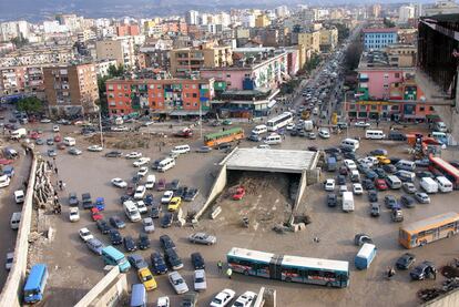 Atasco en la periferia de Tirana causado por las obras de construcción de una vía de circunvalación.