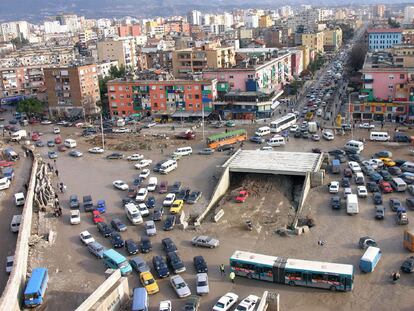 Atasco en la periferia de Tirana causado por las obras de construcción de una vía de circunvalación.