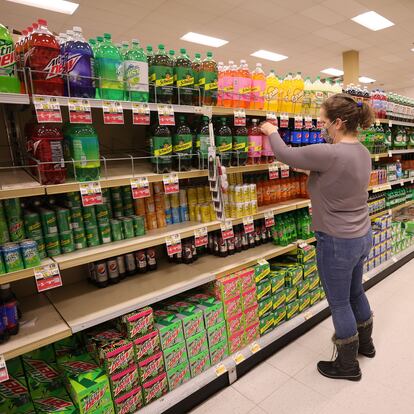 CLARK, NEW JERSEY - JANUARY 08: Clark resident Jen Valencia still works part time for Instacart, shopping for two customers at a ShopRite on January 08, 2022 in Clark, New Jersey. Instacart expects growth in grocery delivery to increase and not revert back to pre-pandemic methods, particularly with new variants of Covid still emerging.   Michael Loccisano/Getty Images/AFP
== FOR NEWSPAPERS, INTERNET, TELCOS & TELEVISION USE ONLY ==