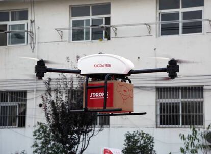 En la misma línea ha empezado a trabajar JD.com, gigante chino de comercio electrónico. A pesar de que el uso de drones en las ciudades de este país está prohibido, la empresa ha obtenido permiso para utilizarlos en zonas de la provincia de Sichuam, Guizhou y Juangsu: áreas rurales y montañosas donde la orografía dificulta el transporte en vehículo. Al igual que en Islandia, no llevan el pedido directamente al cliente, sino a un promotor local que se encarga de entregarlo. Todos los drones son eléctricos, salvo un modelo, con capacidad para cargar 30 kilos, que funciona con gasolina.