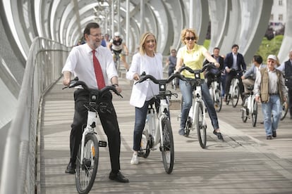 El presidente del Gobierno, Mariano Rajoy; Cristina Cifuentes, candidata a la presidencia de la Comunidad de Madrid, y Esperanza Aguirre, candidata a la alcaldía de Madrid, montan en las bicicletas eléctricas de BiciMad (el servicio público de alquiler de bicis) en un acto de campaña para las elecciones autonómicas y municipales del 24-M de 2015, en Madrid Río. Los resultados hacen necesario el apoyo de Ciudadanos para la investidura de Cifuentes como presidenta madrileña, quien no acabará la legislatura. Dimitirá el 25 de abril de 2018, tras la difusión de un vídeo de 2011 en la que se la veía cometiendo un presunto hurto en un comercio, en medio de una moción de censura por el 'caso Master' (del que sería absuelta por la Audiencia Provincial de Madrid en febrero de 2021).