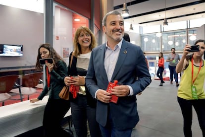 El candidat del PSC a Barcelona, Jaume Collboni, arriba a la seu electoral per fer el seguiment dels resultats.