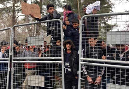 Miles de refugiados y migrantes se están reuniendo en la frontera de Turquía y Grecia con la intención de cruzar a la Unión Europea. El Gobierno turco aflojó los controles sobre los flujos migratorios después de que 33 soldados turcos murieran en un ataque en Siria, el 27 de febrero de 2020.