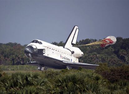 El 'Endeavour' toca tierra en el Centro Espacial Kennedy en Cabo Cañaveral (Florida, EE UU)