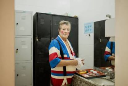 Palhaço Romiseta prepara sua maquiagem.