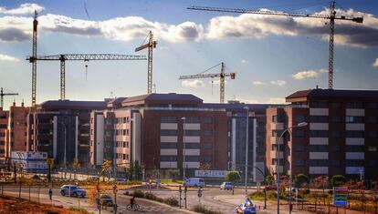 Grúas en la construcción de una promoción de vivienda nueva en Madrid.