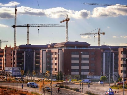 Gr&uacute;as en la construcci&oacute;n de una promoci&oacute;n de vivienda nueva en Madrid. 