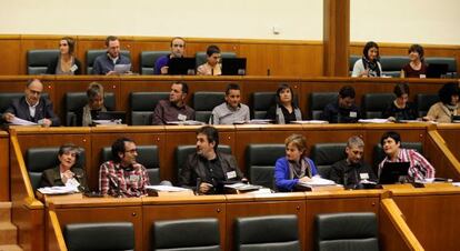 Los parlamentarios de EH Bildu, con Mintegi en la primera fila a la izquierda, en un momento del pleno.