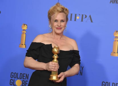 Patricia Arquette posa com o Globo de Ouro de melhor atriz de minissérie por 'Escape at Dannemora'.