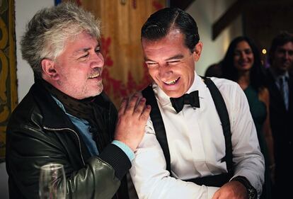 Almodóvar e Antonio Banderas nas filmagens de 'A pele que habito' em 2010.