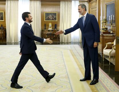 El rey Felipe VI saluda al presidente del Partido Popular, Pablo Casado, durante la reunión mantenida este martes en el Palacio de la Zarzuela, en la segunda jornada de la ronda de consultas de cara a la posible investidura de Pedro Sánchez como presidente del Gobierno. 