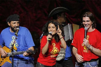 Juan Luis Guerra, Salma Hayek y Juanes en plena actuación.