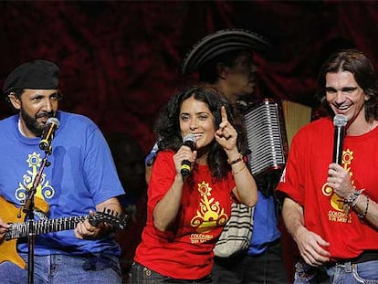 Juan Luis Guerra, Salma Hayek y Juanes en plena actuación.