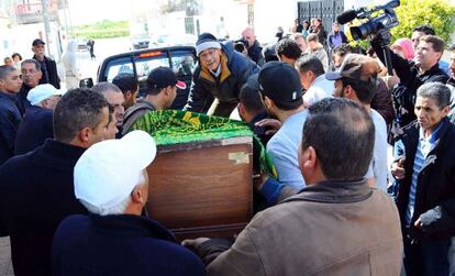 Familiares de una de las v&iacute;ctimas del atentado en T&uacute;nez portan su ata&uacute;d, el domingo. 